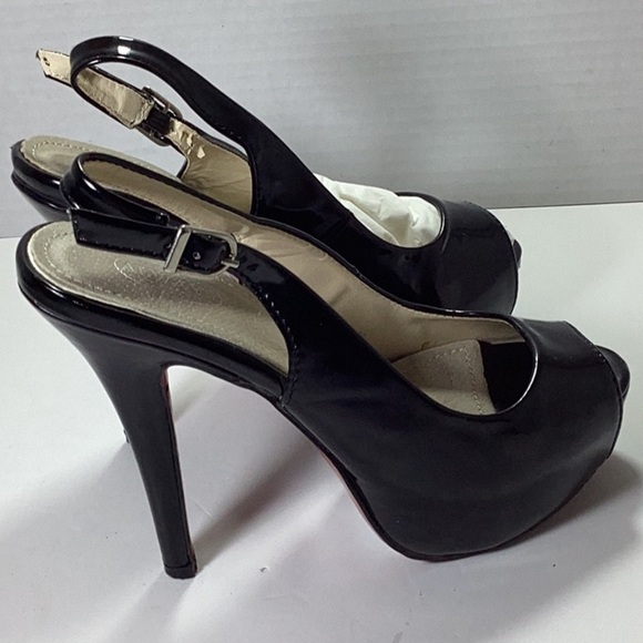 Black pins ladies' shoes with a belt on the heel. Note: No box - Picture 4 of 8
